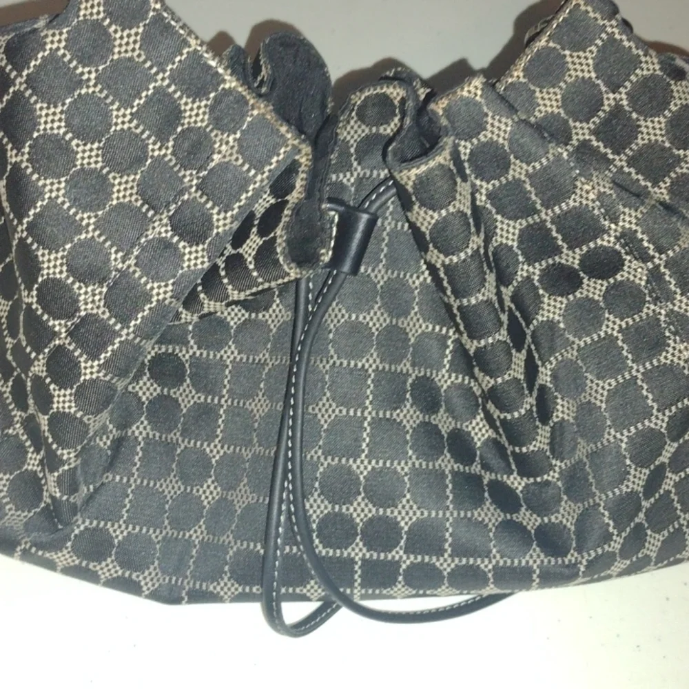 KATE SPADE BLACK WHITE SIGNATURE LOGO DRAWSTRING BUCKET HANDBAG